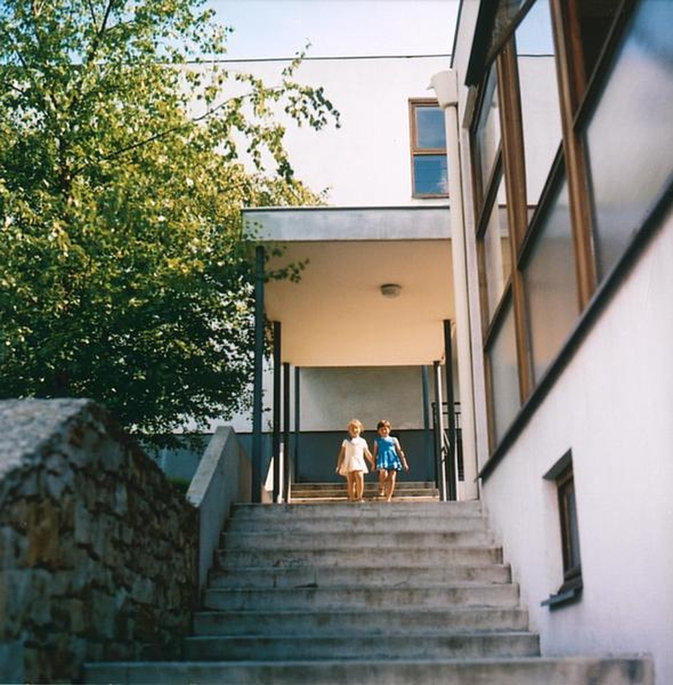 Firminy-vert : école primaire des Noyers (Marcel Roux, André Sive), deux fillettes descendant un escalier