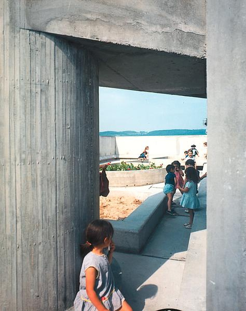 Firminy-vert : unité d'habitation Le Corbusier, école maternelle, enfants dans la cour de récréation du toit-terrasse