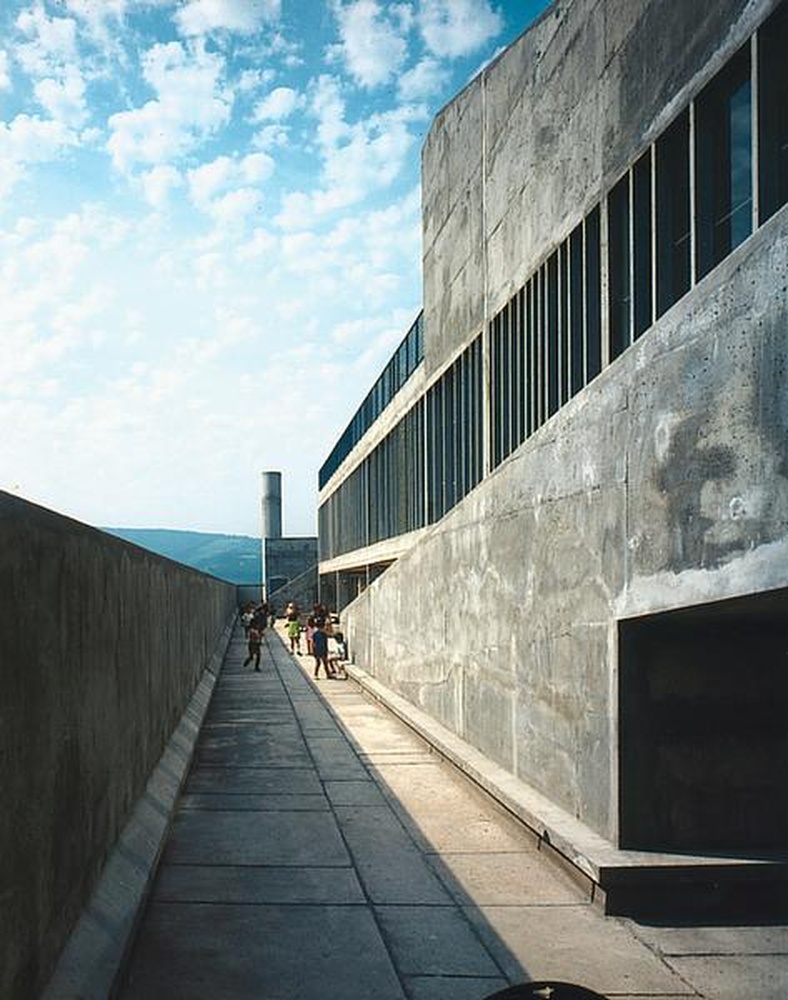 Firminy-vert : unité d'habitation Le Corbusier, école maternelle, enfants dans la cour de récréation du toit-terrasse