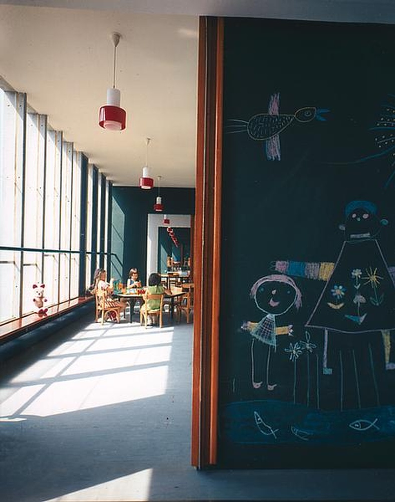 Firminy-vert : unité d'habitation Le Corbusier, école maternelle, vue du tableau noir et d'une salle de classe