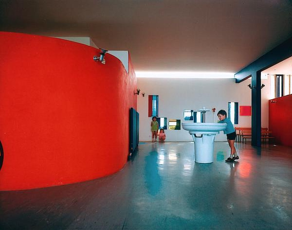 Firminy-vert : unité d'habitation Le Corbusier, école maternelle, vue d'un espace lavabo