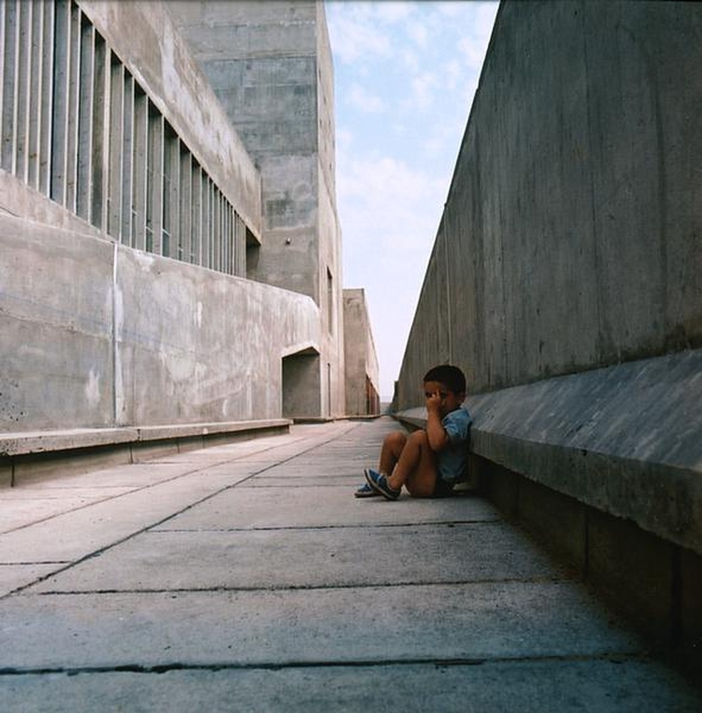 Firminy-vert : unité d'habitation Le Corbusier, école maternelle, enfant dans la cour de récréation du toit-terrasse