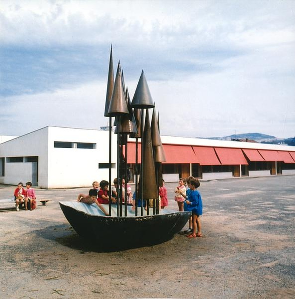 Firminy-Vert : école maternelle des Noyers (Marcel Roux), enfants jouant autour de la sculpture d'Alicia Penalba et vue de l'école