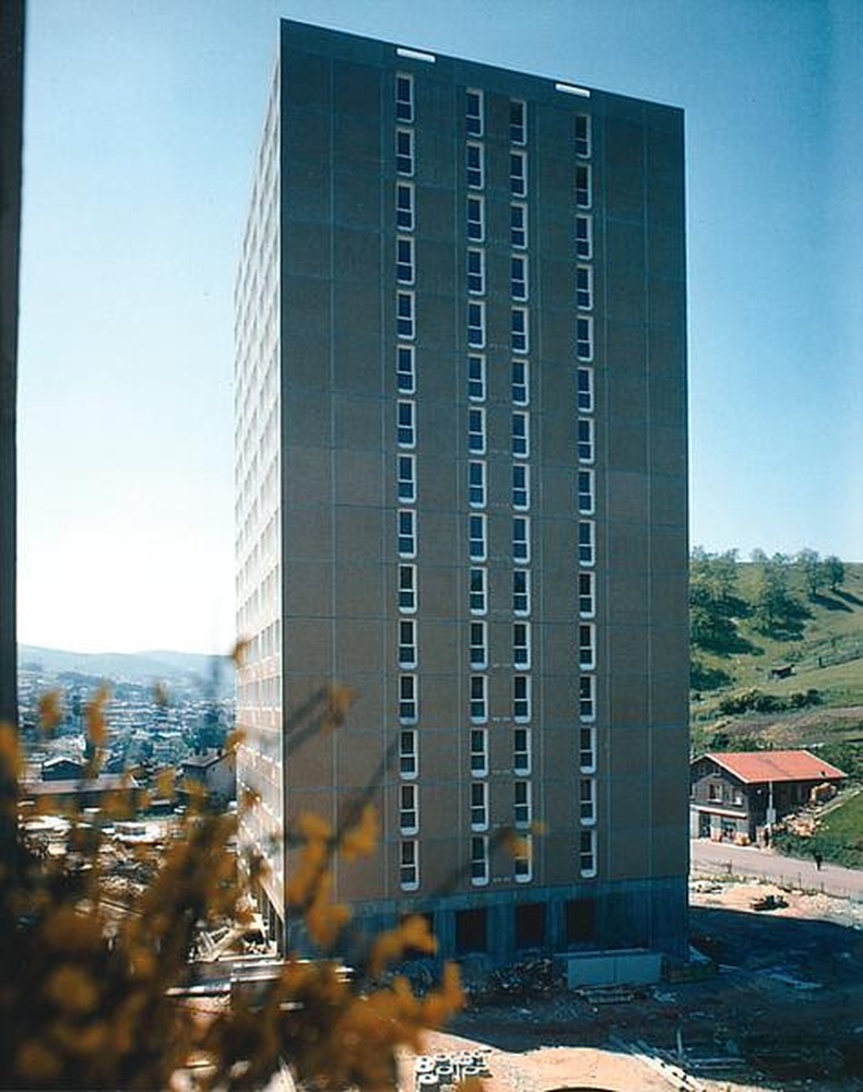 Firminy : Quartier Layat, route de Roche, vue de la tour du foyer Sonacotra (Société nationale de construction pour les travailleurs)