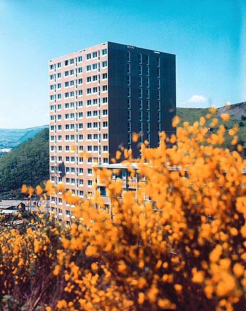 Firminy : Quartier Layat, route de Roche, vue partielle du foyer Sonacotra