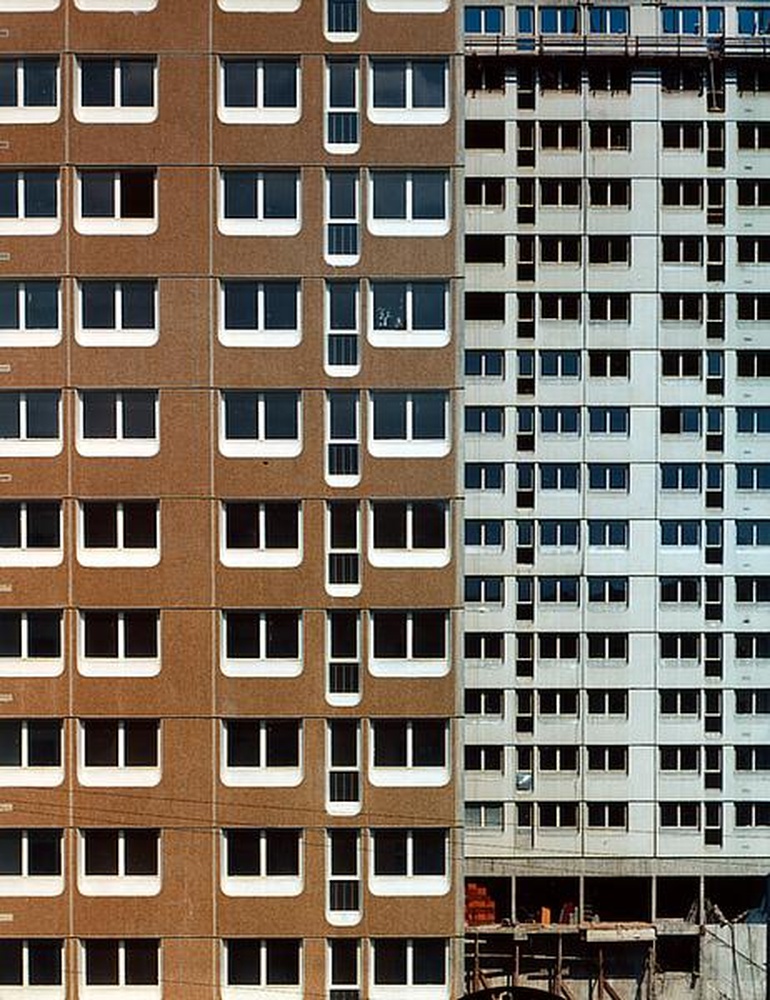 Firminy : Quartier Layat, route de Roche, vue de façades du foyer Sonacotra et d'une tour en construction