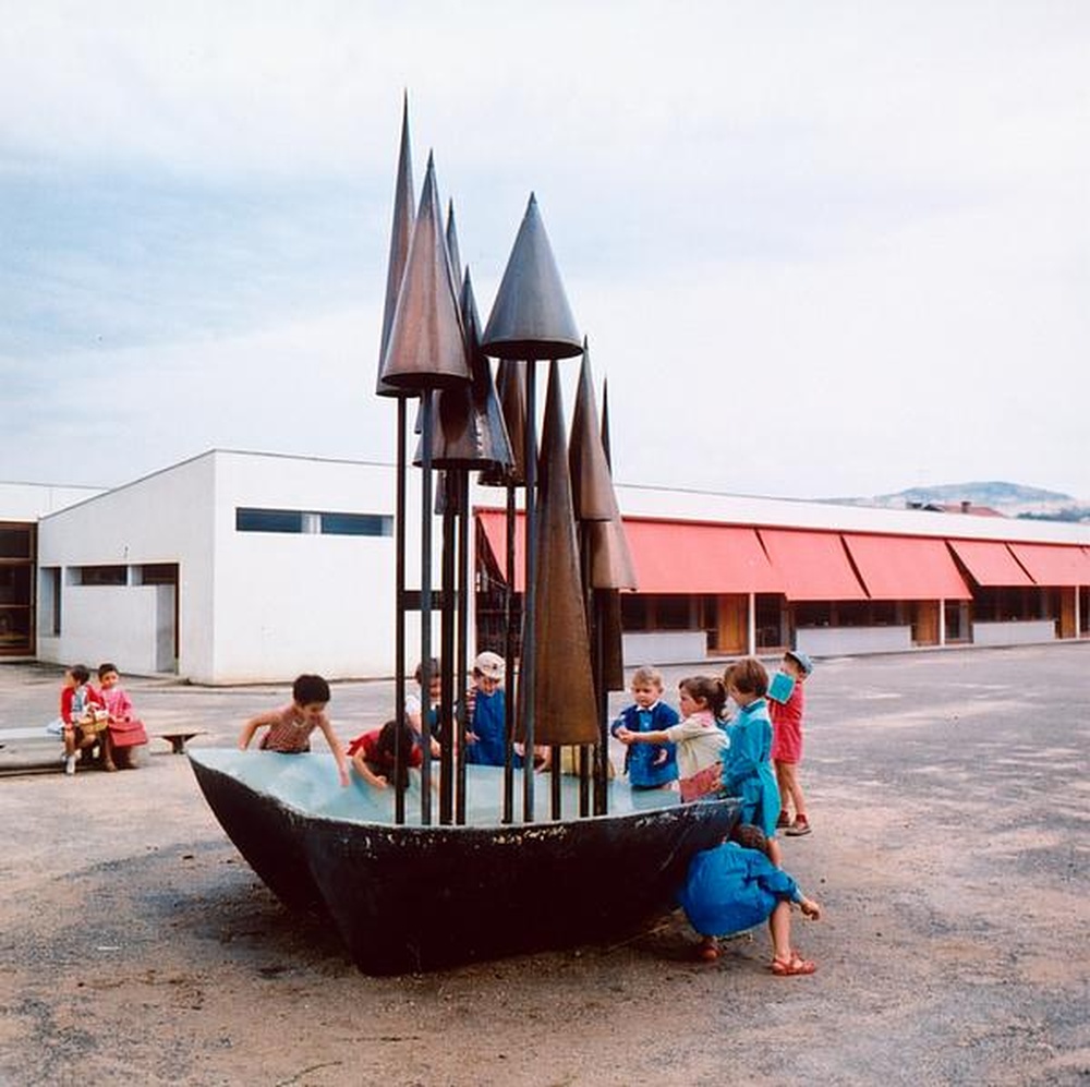 Firminy-Vert : école maternelle des Noyers (Marcel Roux), enfants jouant autour de la sculpture d'Alicia Penalba