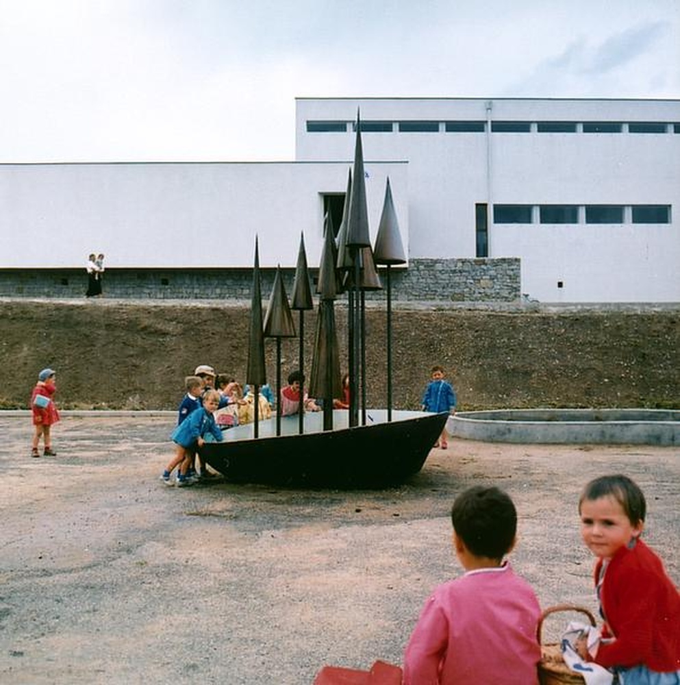 Firminy-Vert : école maternelle des Noyers (Marcel Roux), enfants jouant autour de la sculpture d'Alicia Penalba