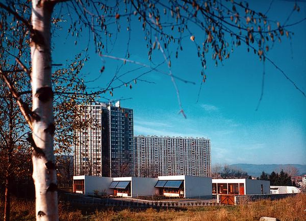 Firminy-vert : école maternelle des Noyers (Marcel Roux), à l'arrière plan : la tour Sive (André Sive) et le Grand H