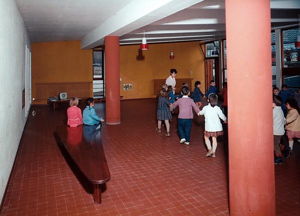 Firminy-vert : école maternelle des Noyers (Marcel Roux), enfants jouant dans une salle