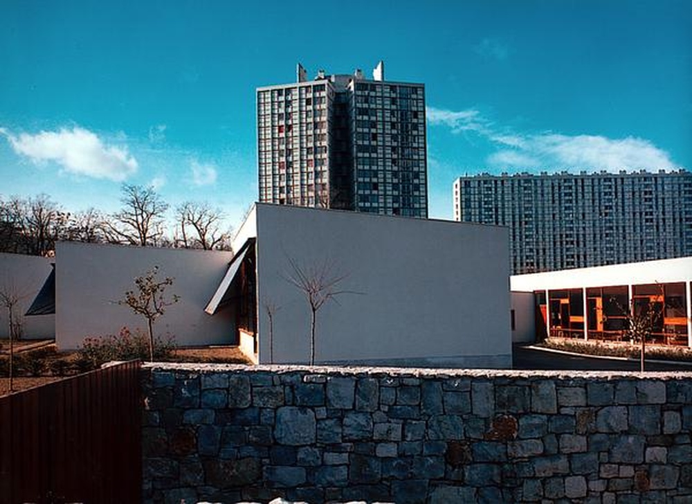 Firminy-vert : école maternelle des Noyers (Marcel Roux), vue partielle de la tour Sive (André Sive) et du Grand H