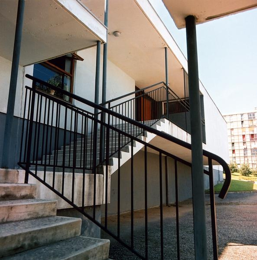 Firminy-vert : école primaire des Noyers (Marcel Roux, André Sive), bâtiment des garçons, escalier et détail de l'entrée