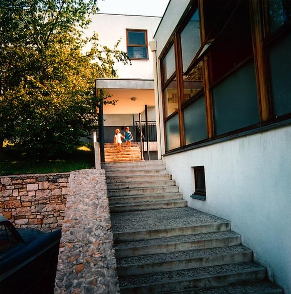 Firminy-vert : école primaire des Noyers (Marcel Roux, André Sive), deux fillettes descendant un escalier