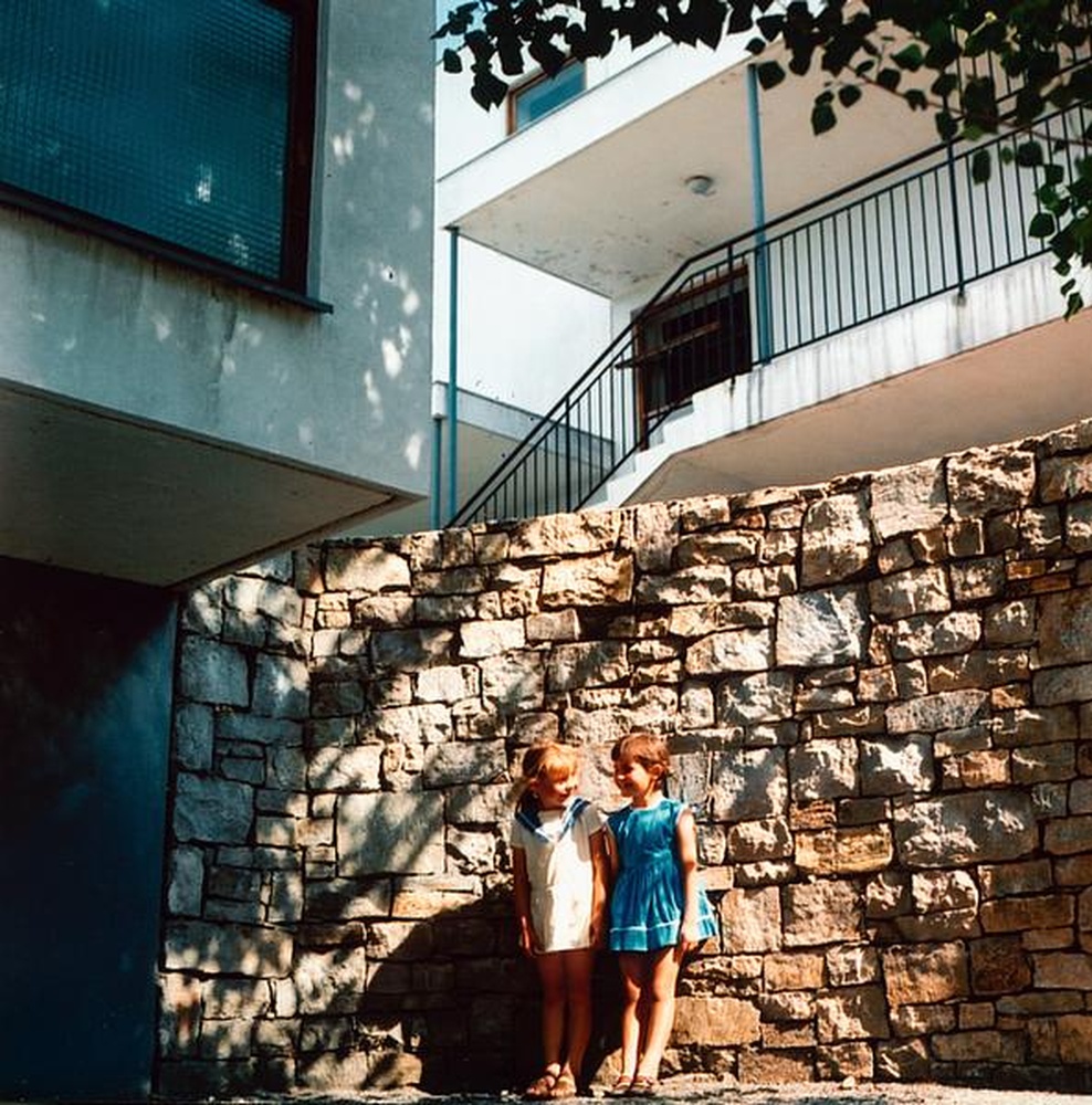 Firminy-vert : école primaire des Noyers (Marcel Roux, André Sive), deux fillettes appuyées sur le mur