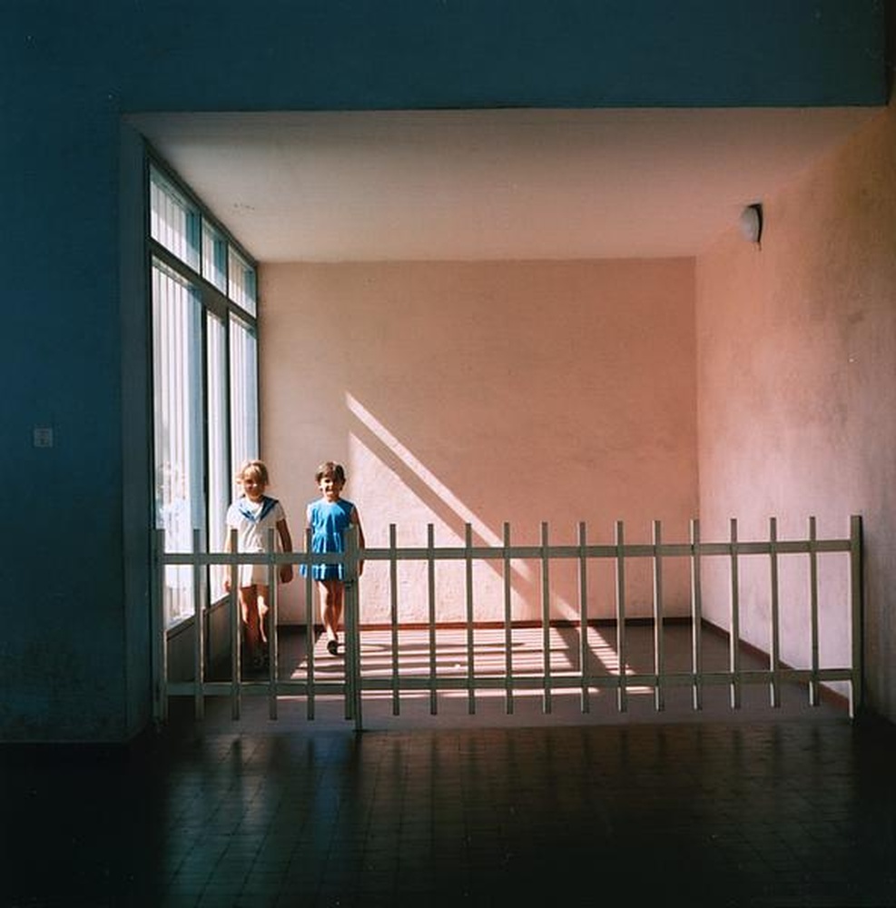 Firminy-vert : école primaire des Noyers (Marcel Roux, André Sive), deux fillettes posant à l'intérieur