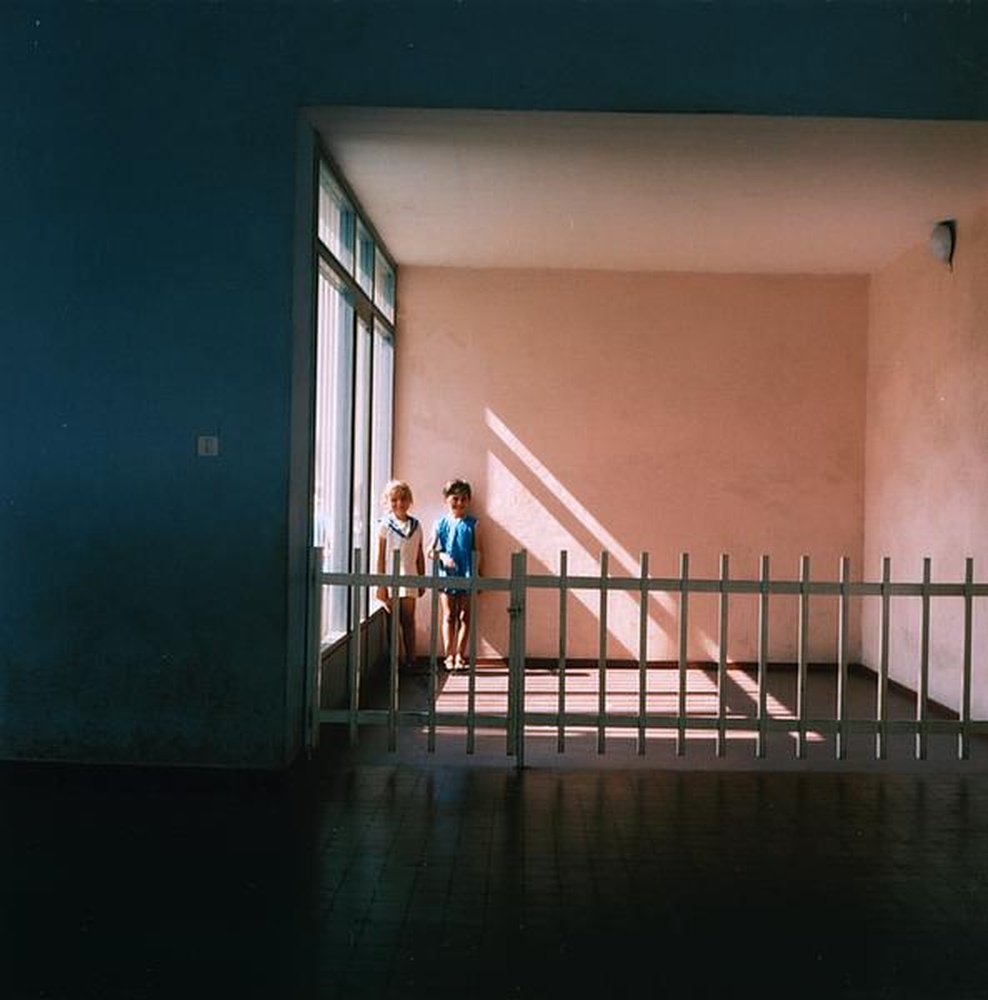 Firminy-vert : école primaire des Noyers (Marcel Roux, André Sive), deux fillettes posant à l'intérieur