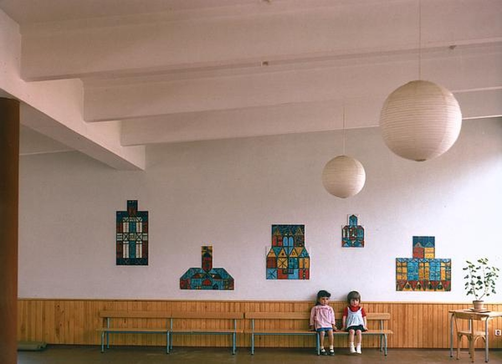 Firminy-vert : école maternelle des Noyers (Marcel Roux), fillettes assises devant les mosaïques de Belvès