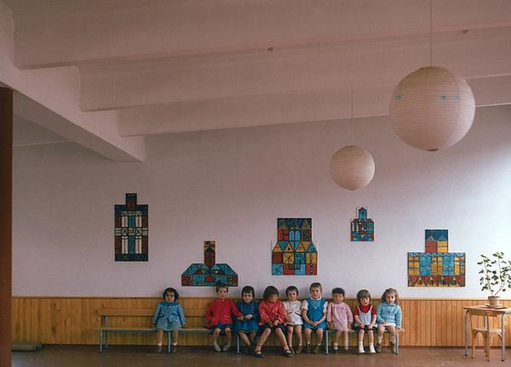 Firminy-vert : école maternelle des Noyers (Marcel Roux), enfants assis devant les mosaïques de Belvès