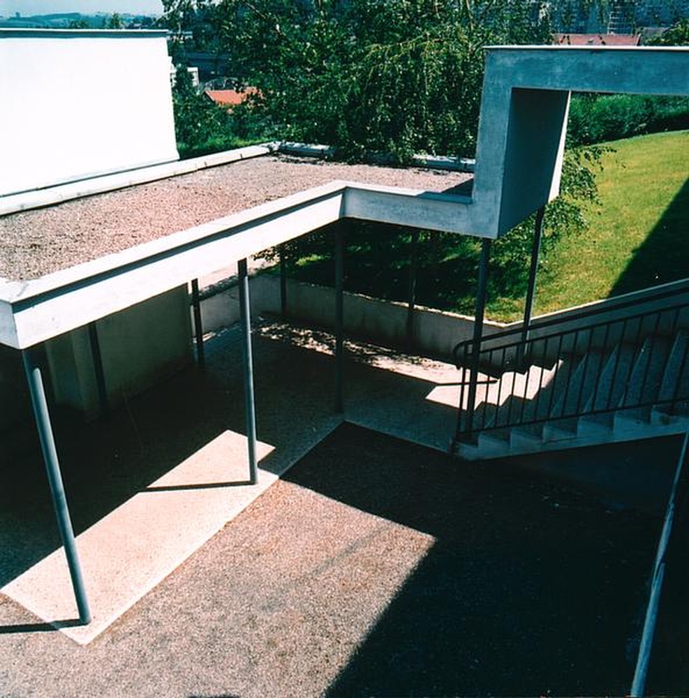 Firminy-vert : école primaire des Noyers (Marcel Roux, André Sive), préau et montée d'escalier