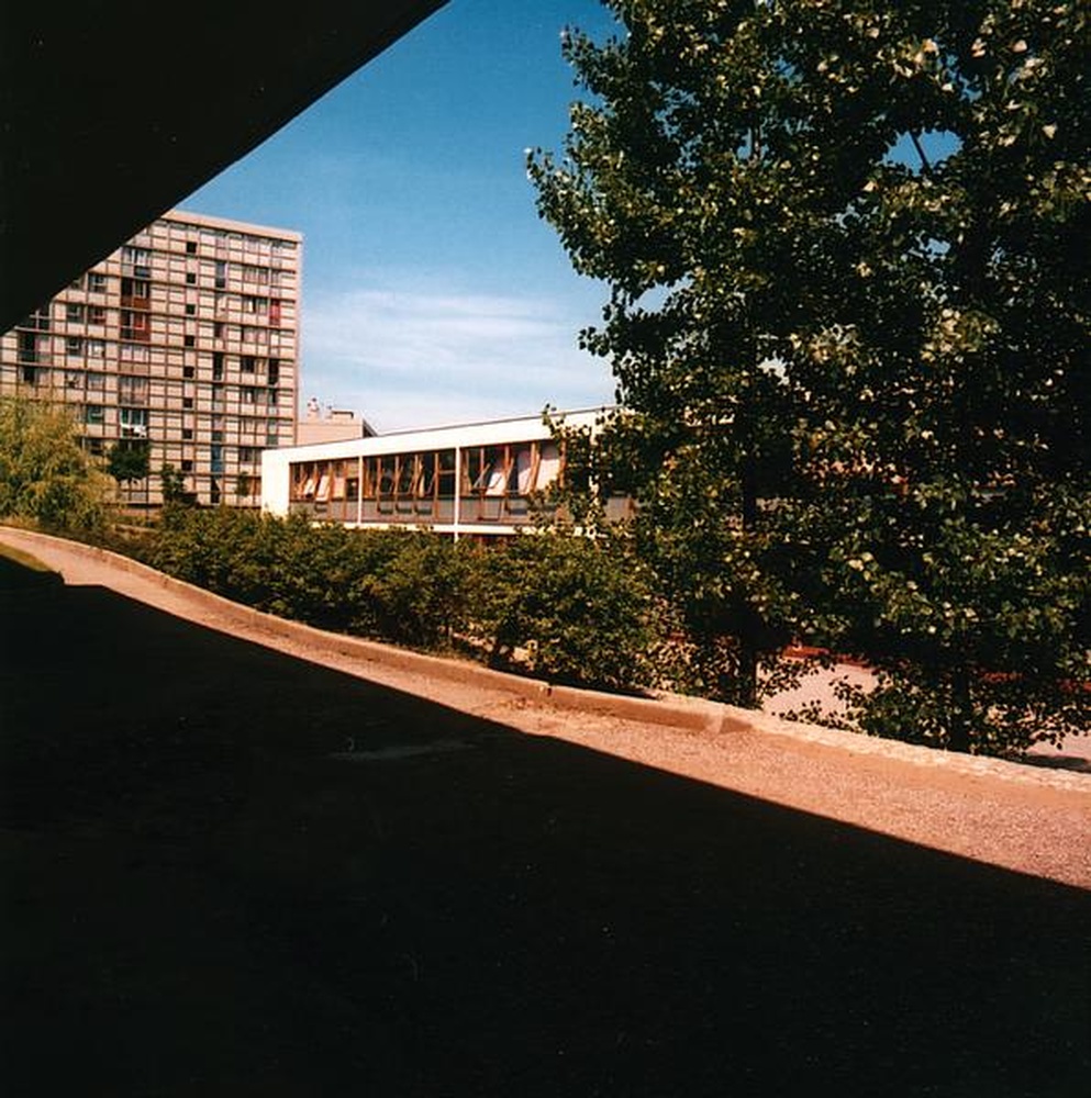 Firminy-vert : école primaire des Noyers (Marcel Roux, André Sive), cour de récréation et bâtiment des filles vus du bâtiment des garçons