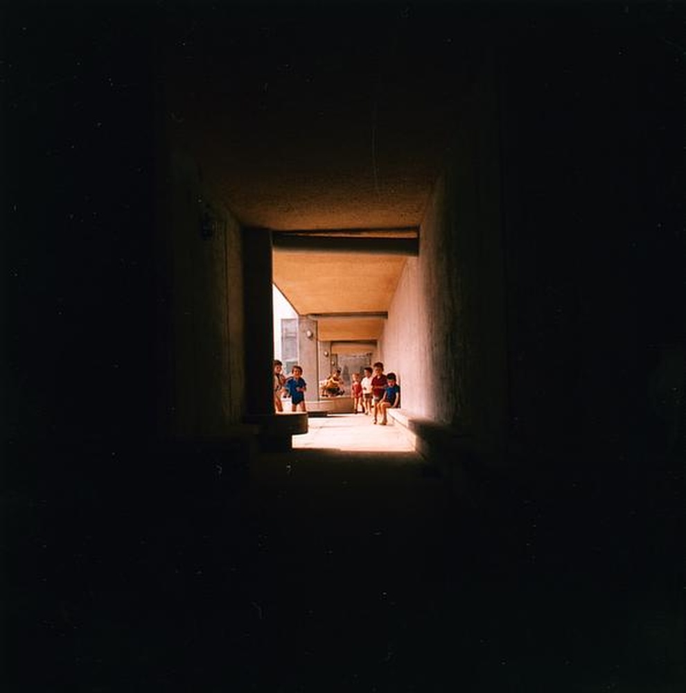 Firminy-vert : unité d'habitation Le Corbusier, école maternelle, enfants dans la cour de récréation du toit-terrasse