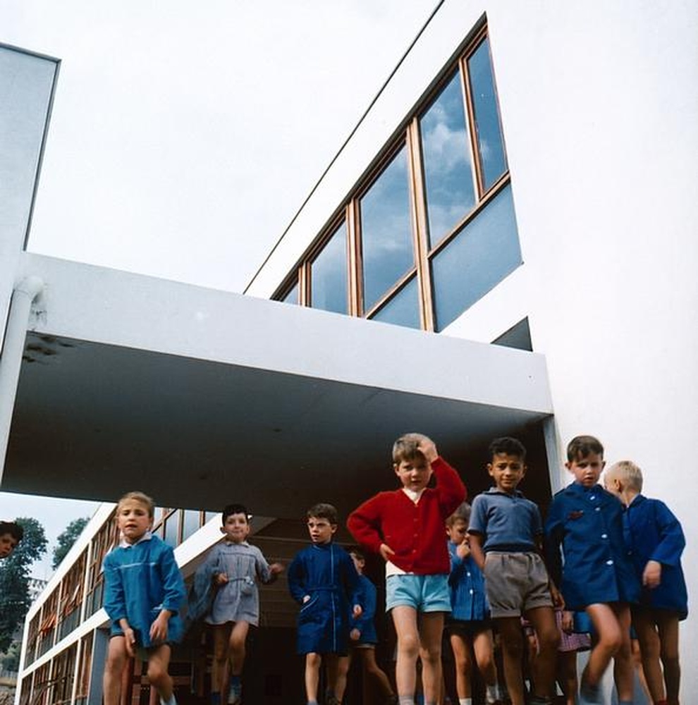 Firminy-vert : école primaire des Noyers (Marcel Roux, André Sive), jeunes garçons posant devant l'entrée