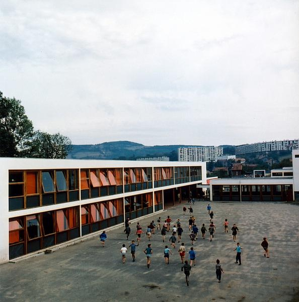 Firminy-vert : école primaire des Noyers (Marcel Roux, André Sive), vue partielle de la cour de récréation et des bâtiments