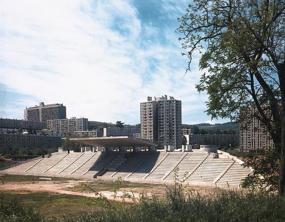 Firminy-vert : stade Le Corbusier, vue des gradins