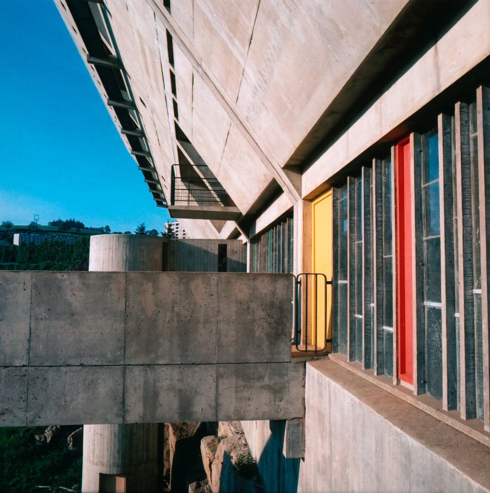 Firminy-vert : maison de la culture Le Corbusier, façade ouest, vue sur la passerelle et l'un des deux escaliers