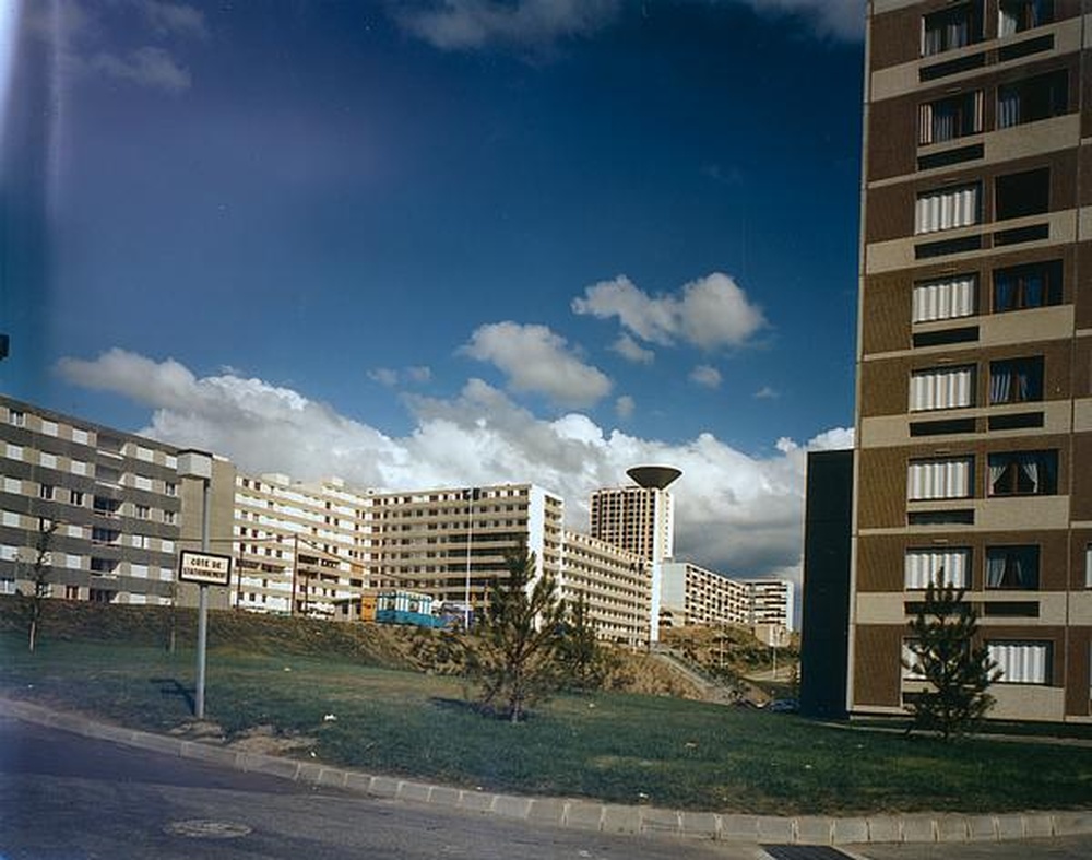 Saint-Etienne : Montreynaud, tour "Plein ciel" et immeubles