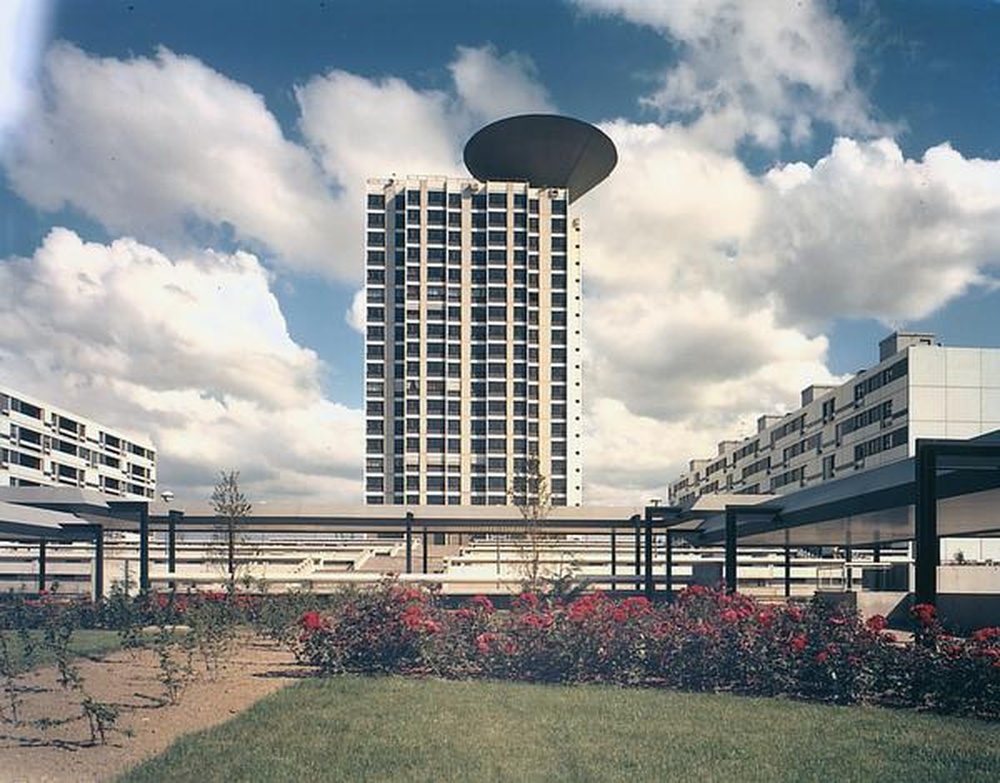 Saint-Etienne : Montreynaud, forum, tour "Plein ciel" et immeubles environnants