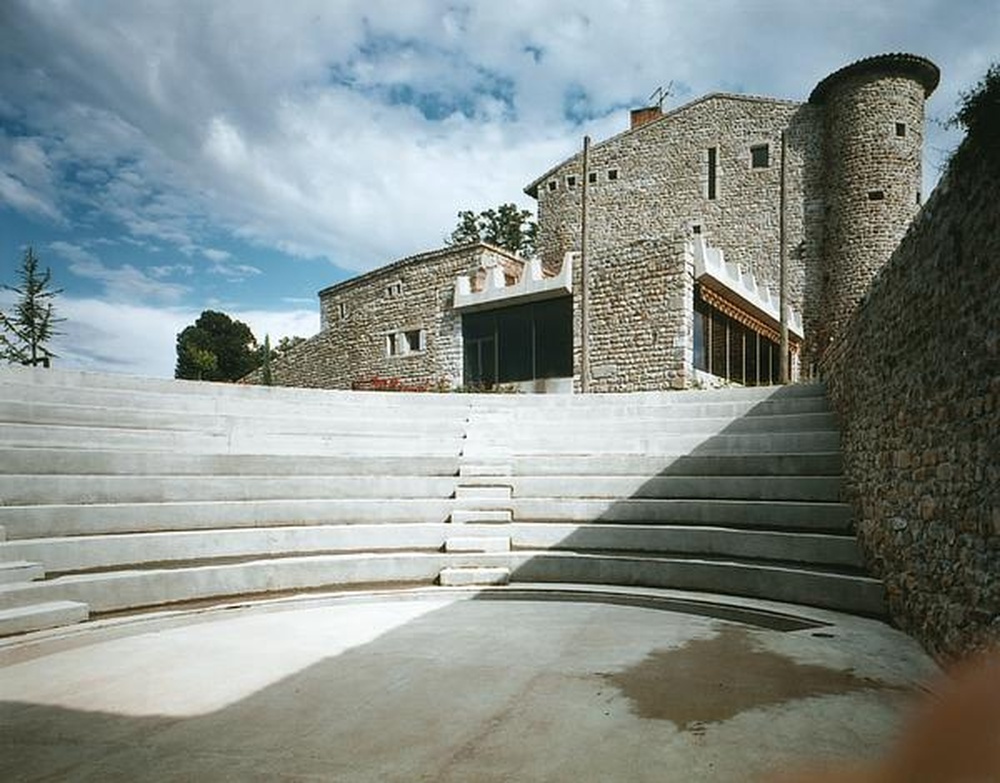 Saint-Etienne : Saint-Victor sur Loire, vue partielle de l'amphithéâtre et du château