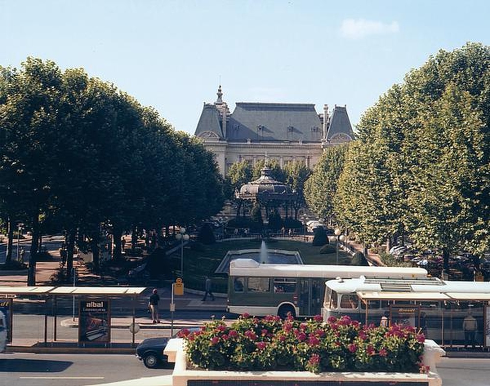 Saint-Etienne : centre ville, préfecture de la Loire, vue de la Mairie