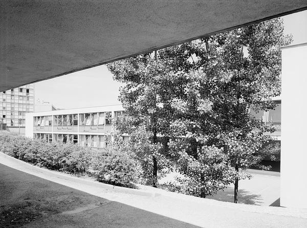 Firminy-vert : école primaire des Noyers (Marcel Roux, André Sive), cour de récréation et bâtiment des filles vus du bâtiment des garçons