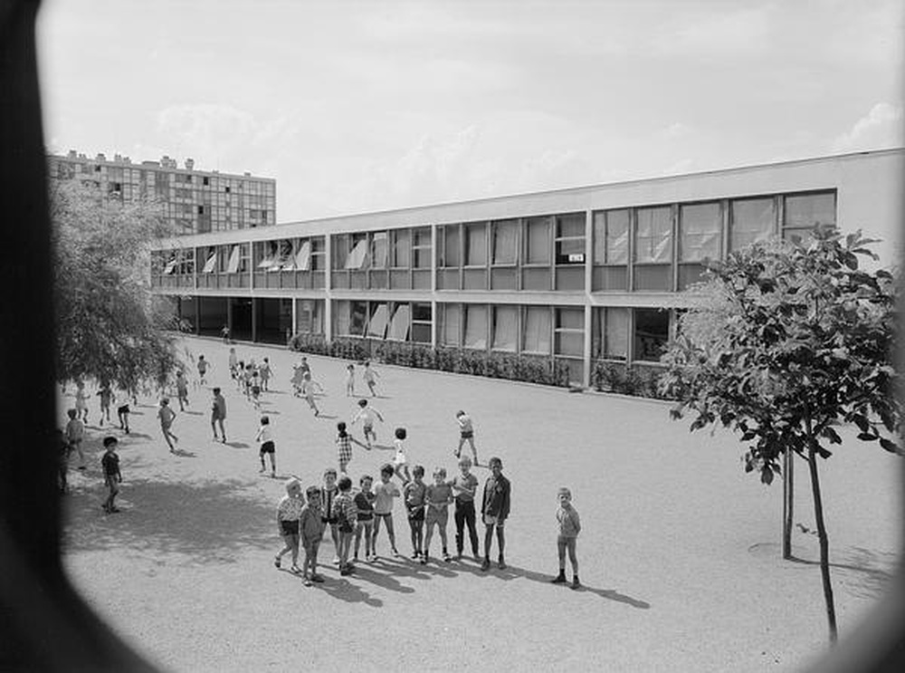 Firminy-vert : école primaire des Noyers (Marcel Roux, André Sive), cour de récréation et bâtiment des garçons