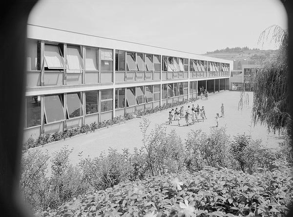 Firminy-vert : école primaire des Noyers (Marcel Roux, André Sive), cour de récréation et bâtiment des filles