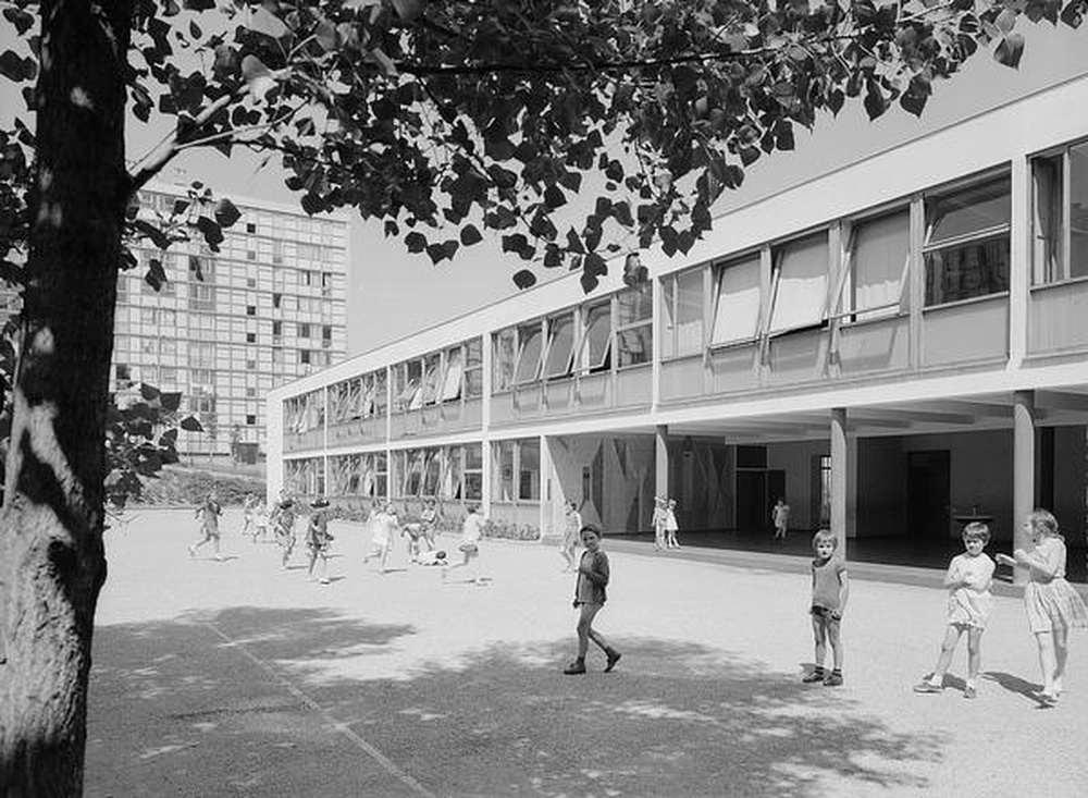 Firminy-vert : école primaire des Noyers (Marcel Roux, André Sive), cour de récréation et bâtiment des filles