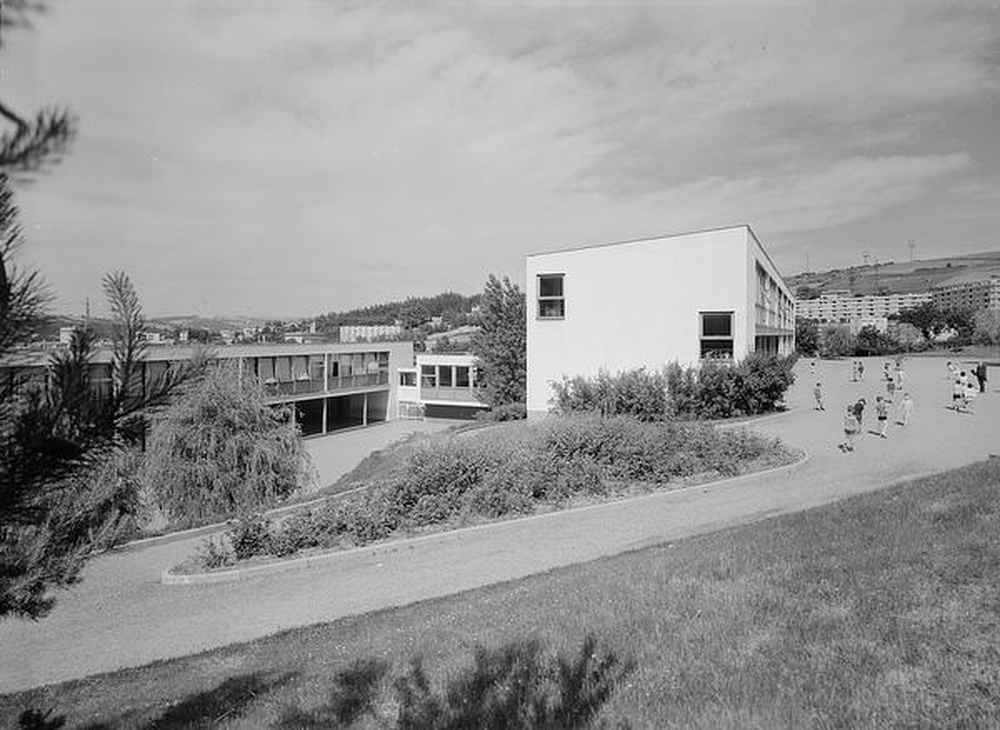 Firminy-vert : école primaire des Noyers (Marcel Roux, André Sive), bâtiments des filles et des garçons reliés par la cantine