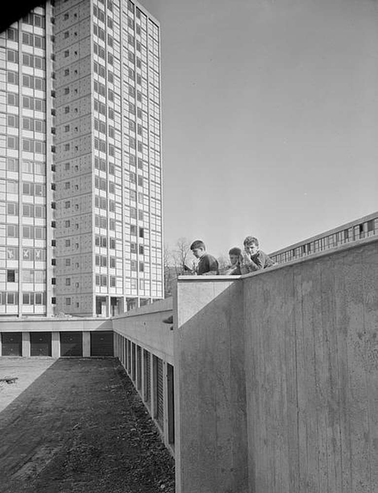 Firminy-vert : la tour Sive (André Sive), jeunes garçons sur les toits des garages