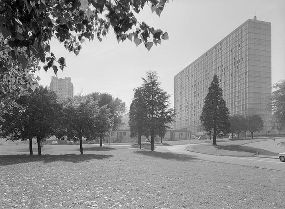 Firminy-vert : le Grand H, façade nord-est, l'espace commercial "Rond du Mail" et les espaces verts