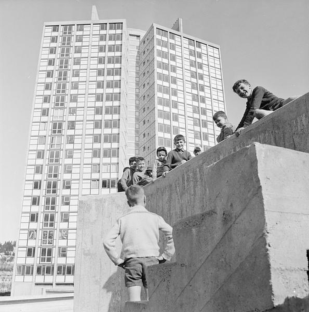 Firminy-vert : la tour Sive (André Sive), jeunes garçons sur les toits des garages