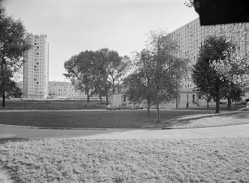 Firminy-vert : la tour Sive (André Sive), le Grand H, l'espace commercial "Rond du Mail" et les espaces verts