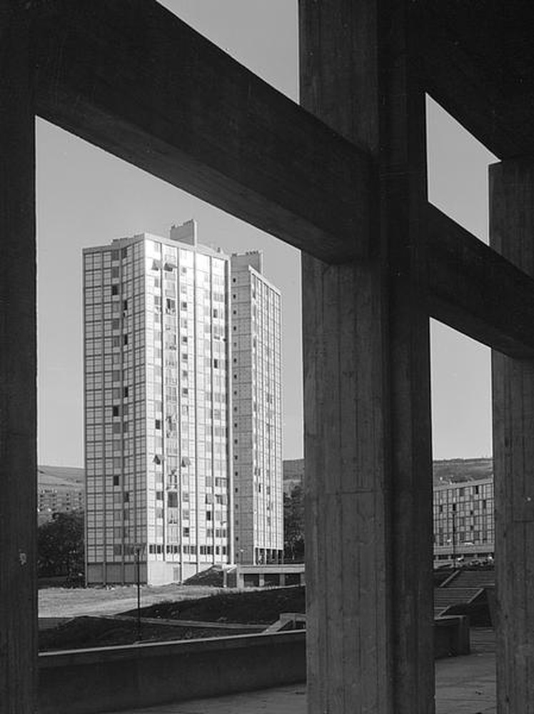 Firminy-vert : la tour Sive (André Sive), façade ouest vue à travers le pilotis est du Grand H