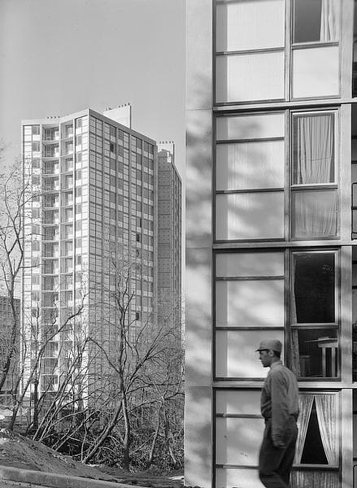 Firminy-vert : Proximité de la tour Sive (André Sive), jeune homme devant l'immeuble les Blancs Bouleaux