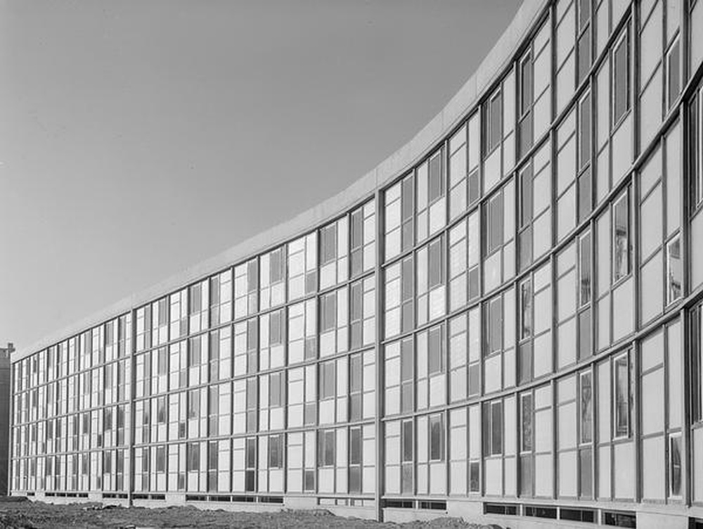 Firminy-vert : la Corniche, façade sud, côté espaces verts, vue partielle