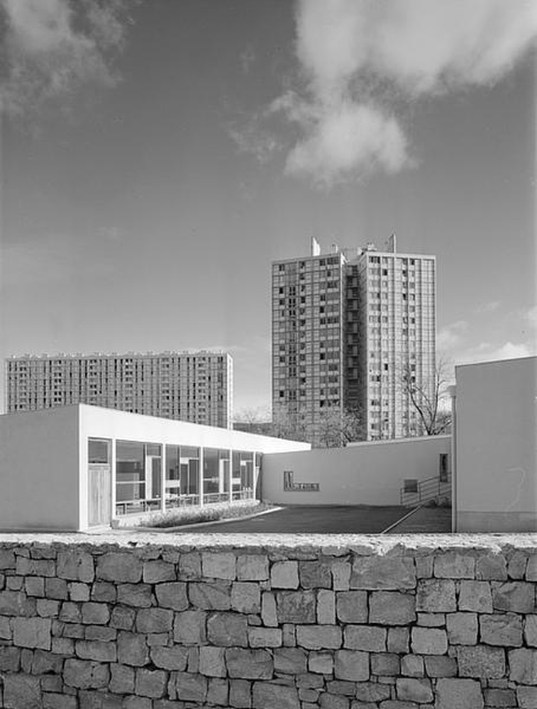 Firminy-vert : école maternelle des Noyers (Marcel Roux), vue partielle de la tour Sive (André Sive) et du Grand H