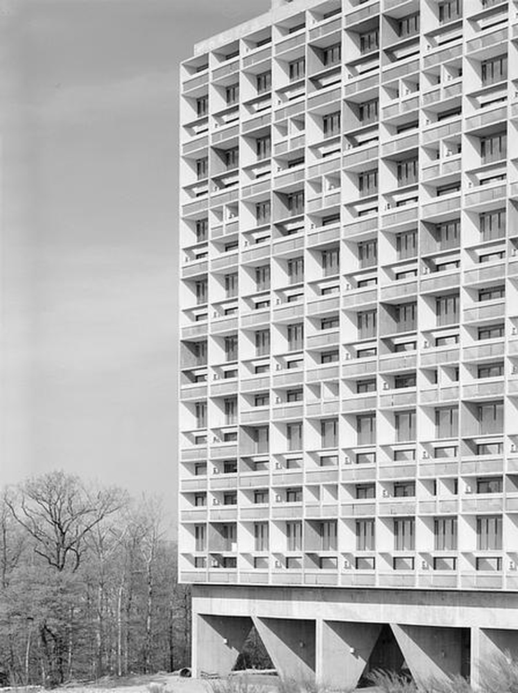 Firminy-vert : unité d'habitation Le Corbusier, façade ouest, vue partielle