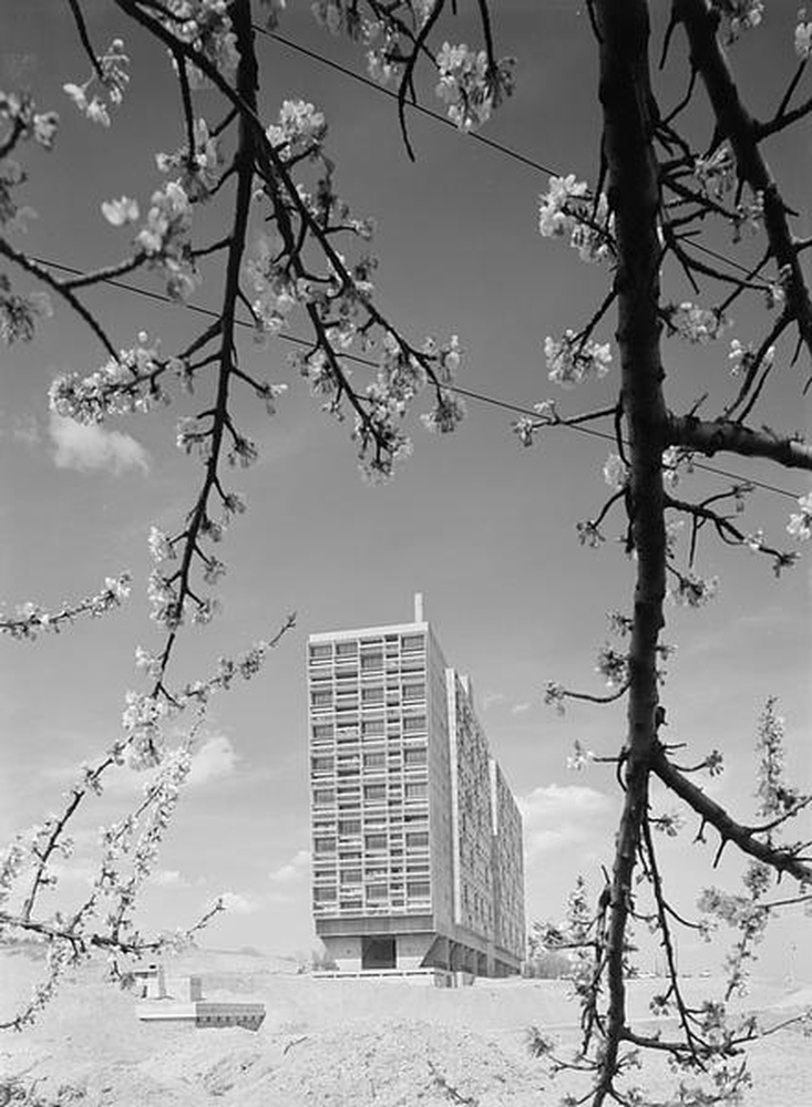 Firminy-vert : unité d'habitation Le Corbusier, façade pignon sud, façade est et vue sur le groupe électrogène (Charles Delfante)