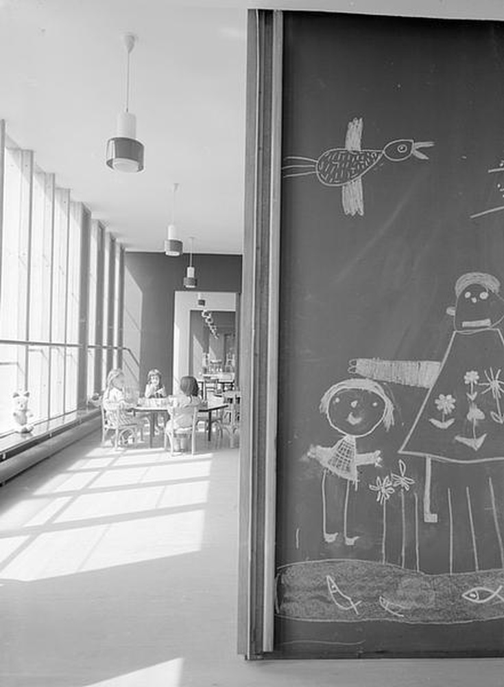 Firminy-vert : unité d'habitation Le Corbusier, école maternelle, vue du tableau noir et d'une salle de classe