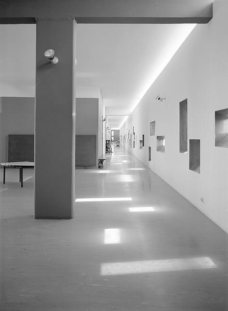 Firminy-vert : unité d'habitation Le Corbusier, école maternelle, vue d'un couloir et des ouvertures de la façade est